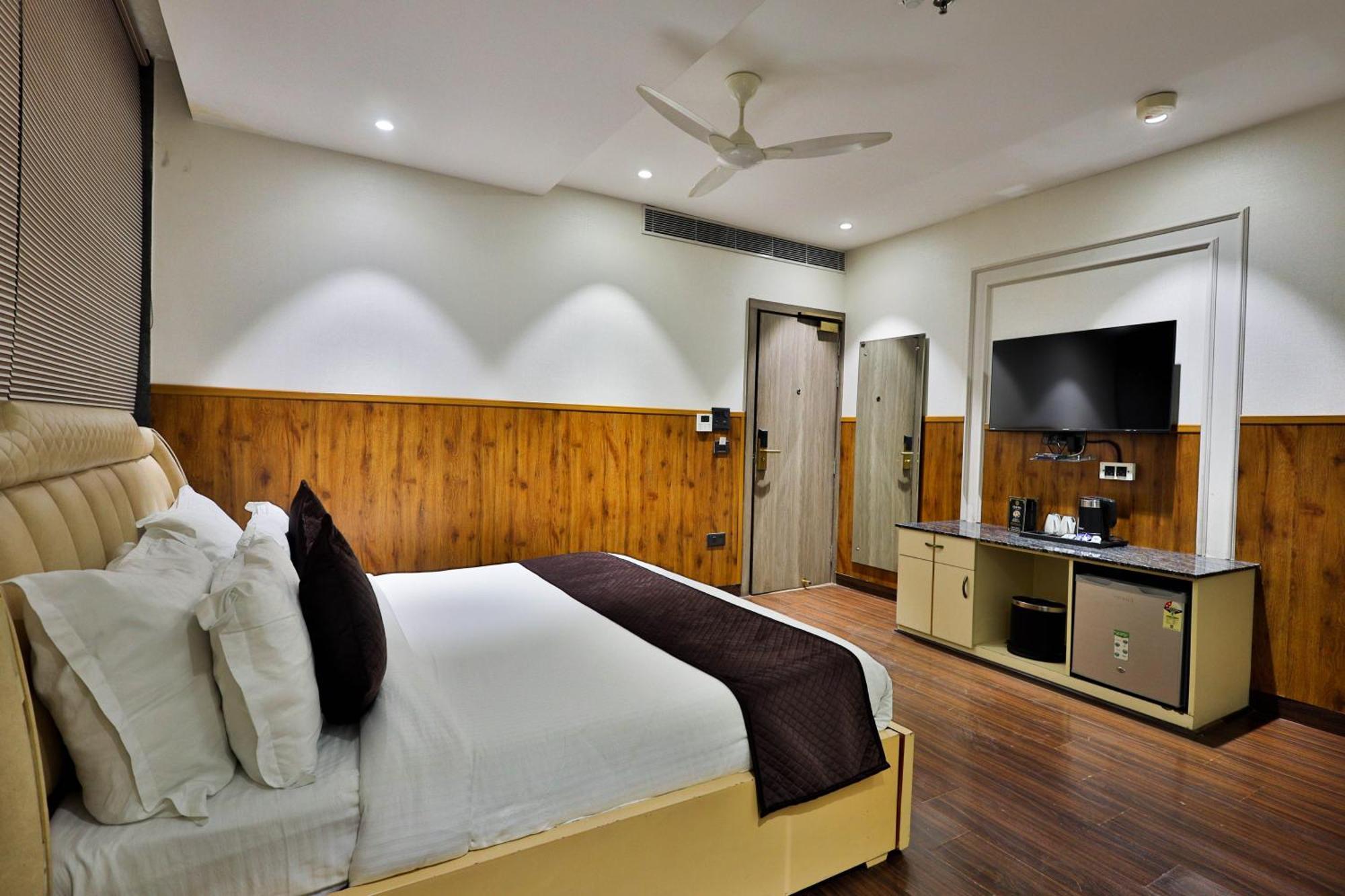 Clay Inn Hotels, Paschim Vihar Delhi  Bagian luar foto